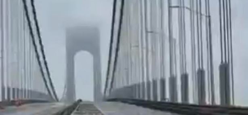 Mintha lélegezne egy New York-i híd, ahogy a szél miatt fel-le mozog – videó