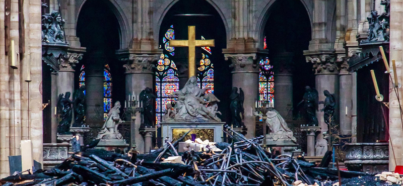 Sikerült megmenteni a Notre-Dame elázott királyi szőnyegét