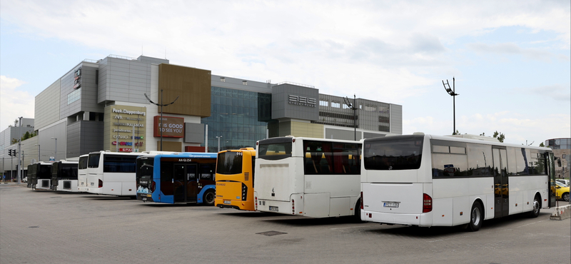 A tűző napon, árnyék és mosdó nélkül várakozhat a Lázár János által berendelt buszsofőrök egy része
