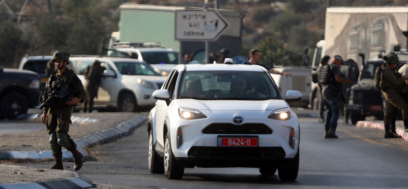 Teherautó hajtott egy izraeli buszmegállóba, sok a sérült