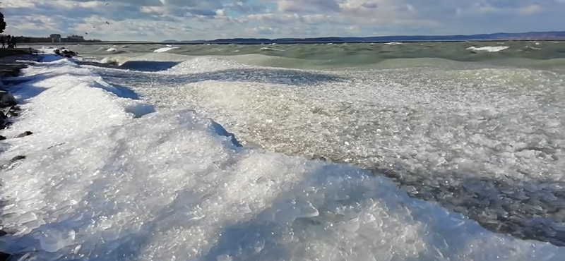 Összezúzta a Balaton jegét a hidegfront - videó