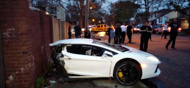 Szépen ketté vágta Lamborghinijét egy ámokfutó