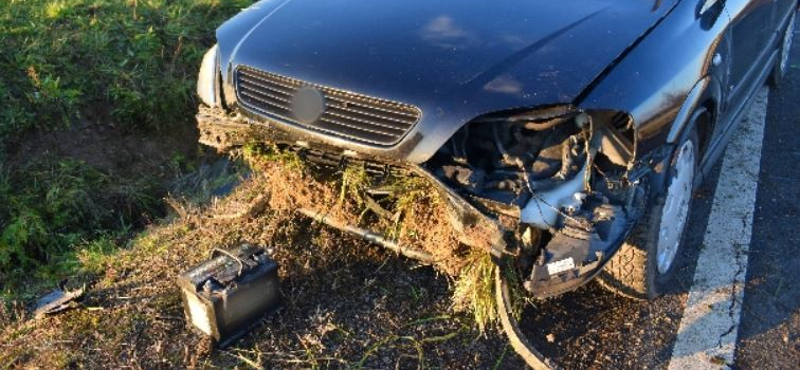 Fiatalok manővere miatt borult árokba egy vétlen autós, akit ott hagytak segítség nélkül