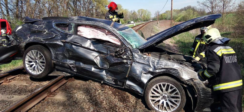 Fotók érkeztek a sínekre zuhant Ford Mustangról