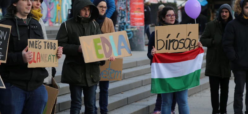 A berlini falig mentek a magyar tüntetők