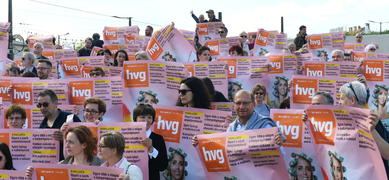 Flashmobot tartott a HVG, miután a Mahir eltüntette a plakátjait