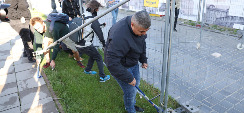 Kordonbontás volt kedd reggel a várban, a rendőrök mindenkit igazoltattak