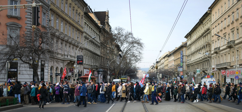 Nagyjából ezren vonulnak az Andrássy úton a Várkert Bazár felé