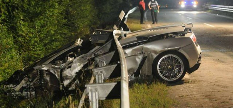 Szalagkorlát alá fúródott egy Lamborghini, meghalt a sofőr – fotók