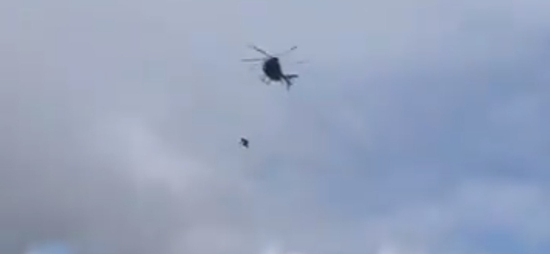 Ernyő nélkül ugrott ki egy helikopterből 40 méter magasról