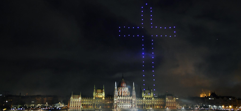 Ezernél is több intelligens lámpát használtak a tűzijátékon