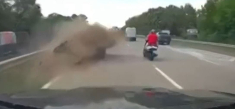 Hatalmas baleset lett egy büntetőfékezésből, a vétkes sofőr elmenekült – videó