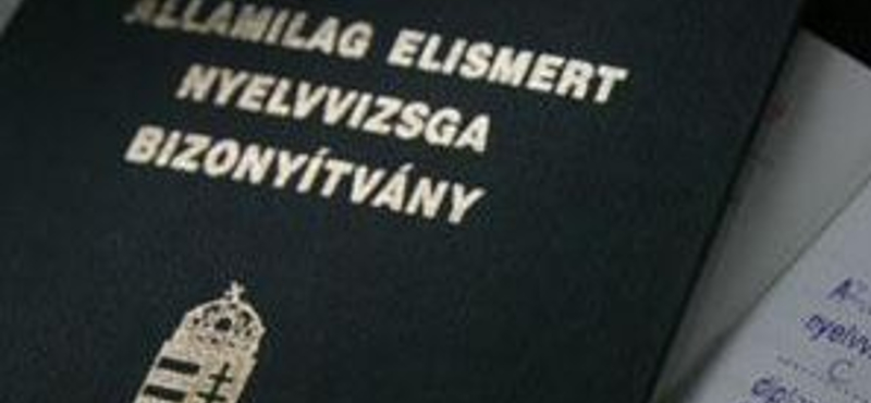 Még mindig több ezren hagyják diplomájukat az egyetemeken