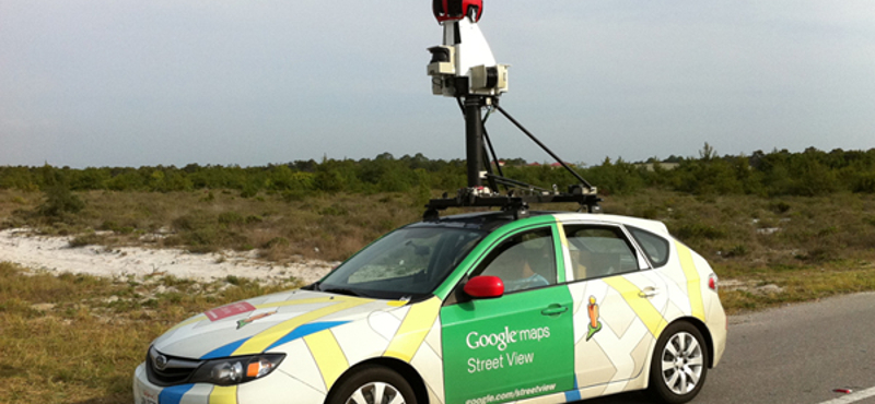 Másfél évig gyűjtött emaileket, személyes adatokat a Google Street View autója