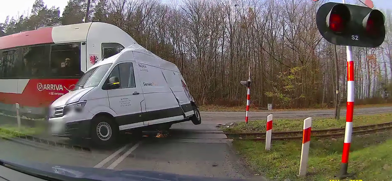 Úgy dobta arrébb a vonat a furgont, mint egy papírgalacsint – videó