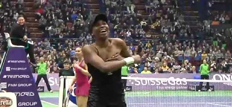 Így énekel Serena, így bulizik Venus Williams