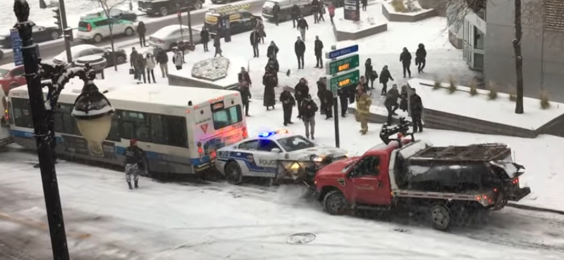 A rendőrautót és a hókotrót is mattolta a kanadai tél – videó