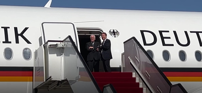 Nem fogadta senki, fél órát várakozott a dohai repülőtéren a német elnök – videó