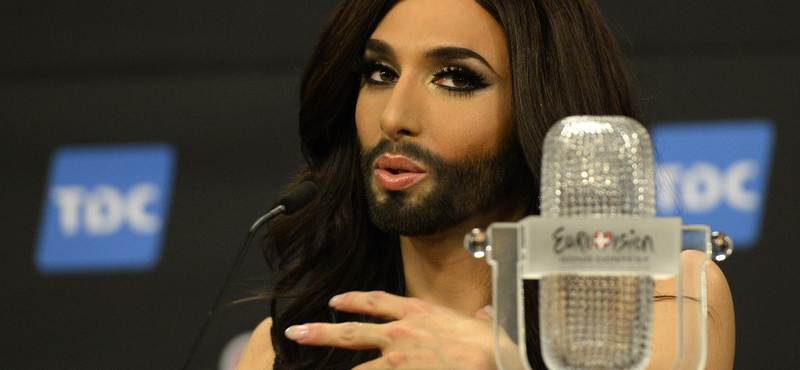 Conchita Wurst mondja be a megállók nevét májusban Bécsben