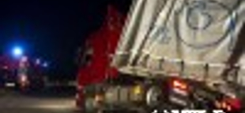 Pillanatok alatt árokba borult a részeg török kamionos Budapesten