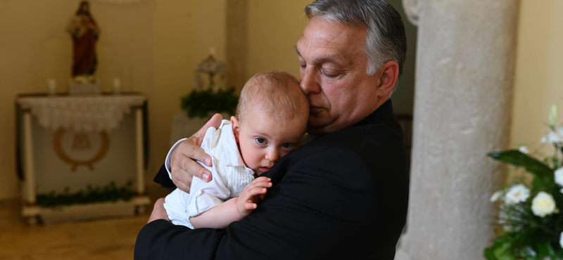 Orbán fotót közölt épp megkeresztelt unokájáról, Bertalanról