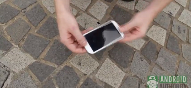 Videó az első éles ejtéstesztről: iPhone 5 vs Galaxy S III