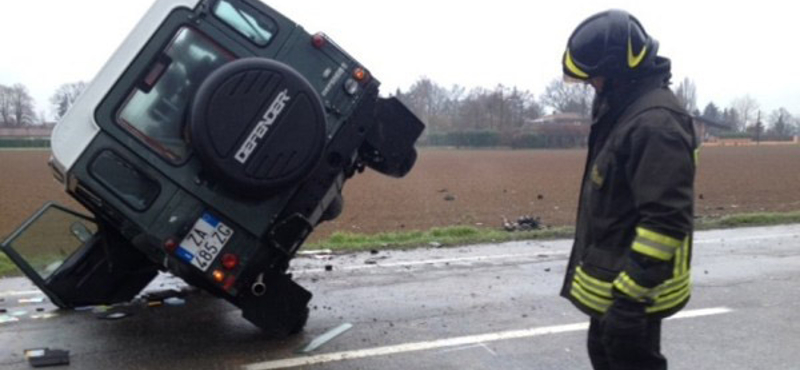 Megpördülő Porsche ütött ki egy Land Rover Defendert - fotók