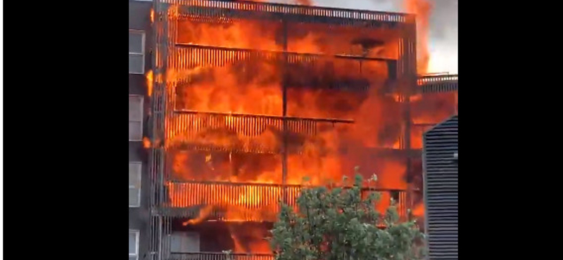 Videó: hatalmas lángokkal égett egy kelet-londoni, többemeletes ház