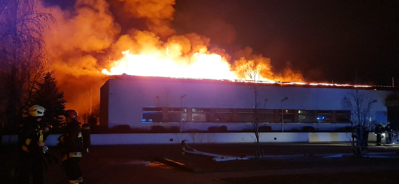 Több száz négyzetméteren lángolt, végül teljesen leégett egy budapesti uszoda tetőszerkezete
