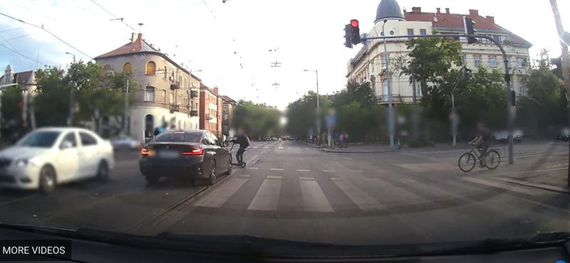 Kevésen múlt, hogy ne üssön el rögtön két embert a piroson áthajtó BMW-s
