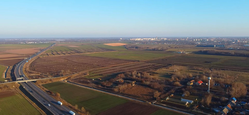 Látványos drónvideón, mekkora területen épül Szeged mellett a BYD-gyár