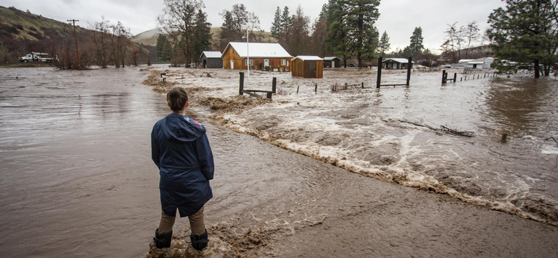 Autópályát, hidat és egy kisvárost is elsodort az árvíz Oregonban