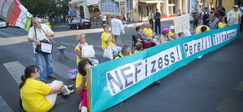 Devizahitelesek zárták le a Károly körutat, elvitték őket a rendőrök