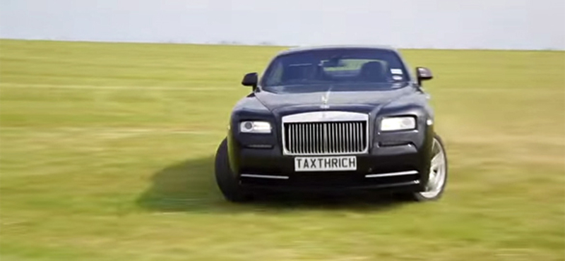 Videó: így mulat egy nem magyar úr, akinek Rolls-Royce-a van