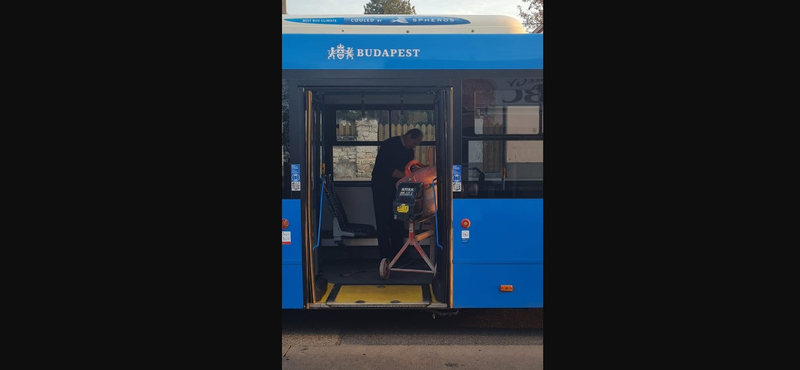 Valaki betonkeverővel szállt fel egy budapesti buszra