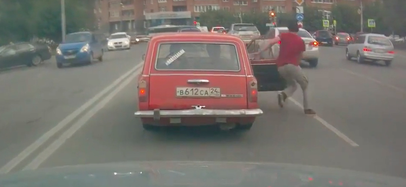 Kis orosz kuriózum: lábbal fékezték a Ladát, hogy megálljon – videó