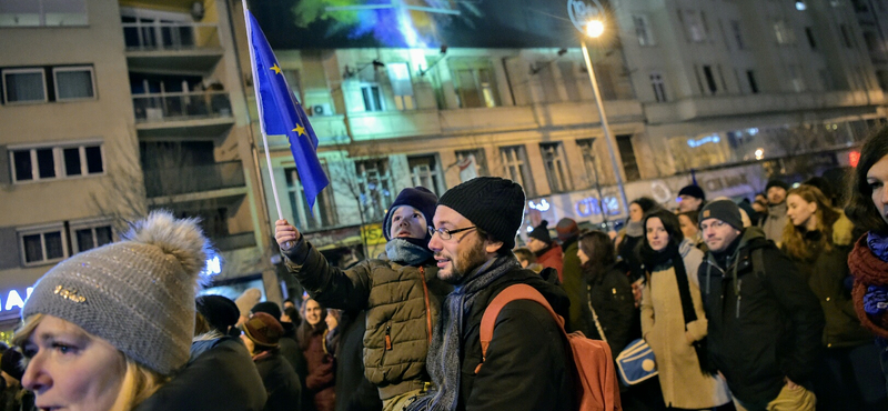 A rendőrség megállapította: nem szabálysértés egy tüntetésen lelépni a járdáról