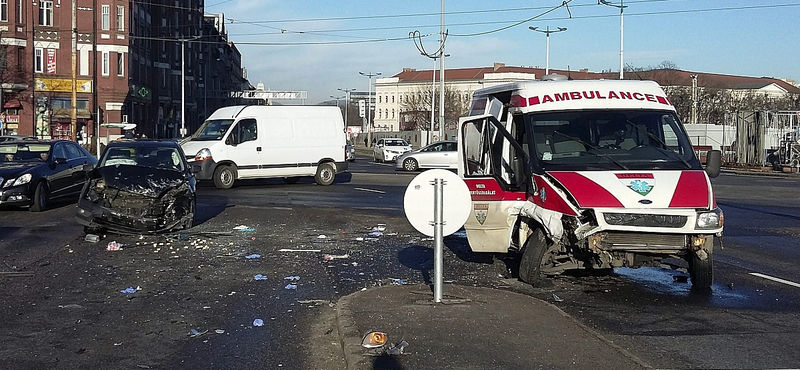 Fotók a betegszállító Nagyvárad téri balesetéről