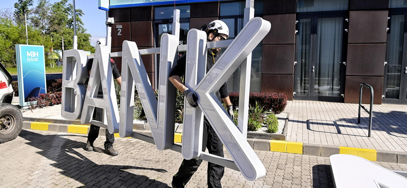 Viszik a bankot: szó szerint most szerelik össze Mészáros Lőrinc bankját. Fotók!