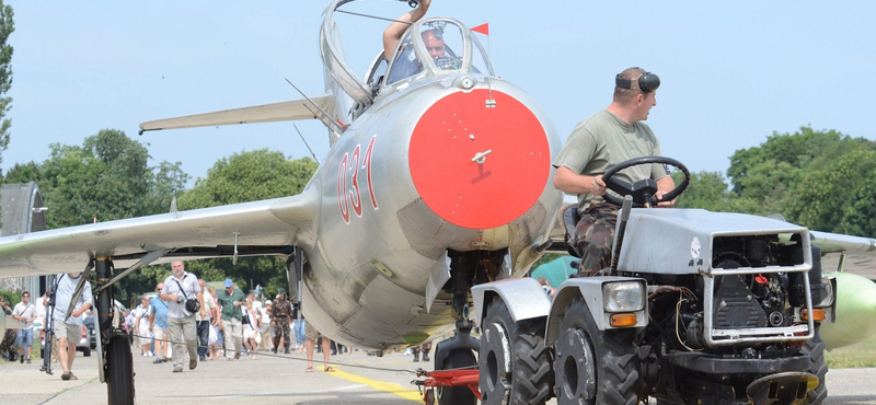 Visszaesett a kifutópályára egy MiG-15-ös a szolnoki reptéren