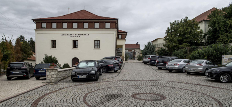 Közpénzből bővítik Mészáros Lőrinc luxushoteljét