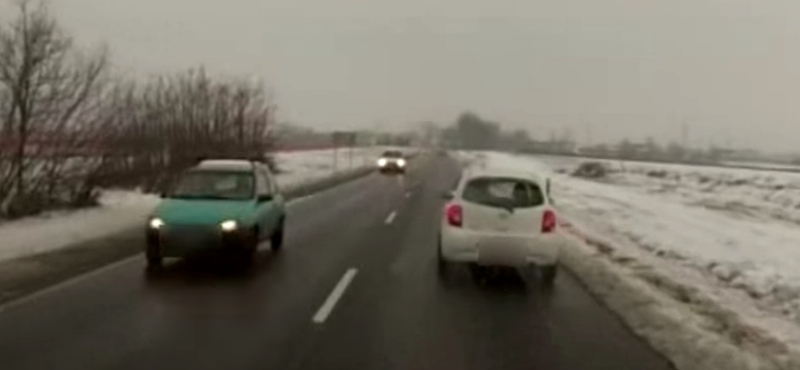 Szirénázó mentőautót tartott fel egy autós a 82-es főúton – videó