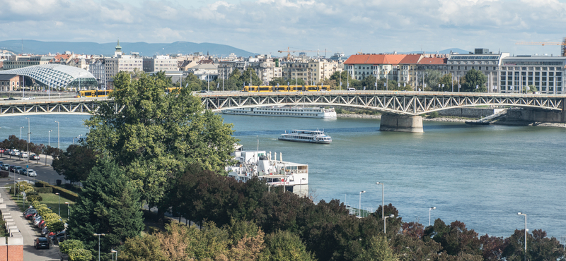 A Petőfi hídról esett a Dunába