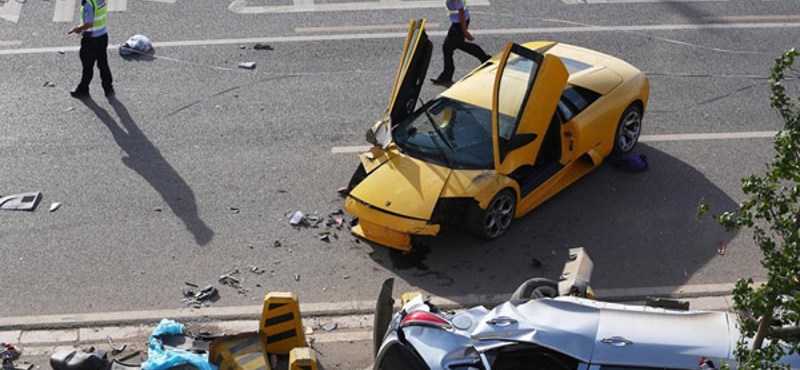 Rommá tört a Lamborghini, meghalt egy robogós - fotók