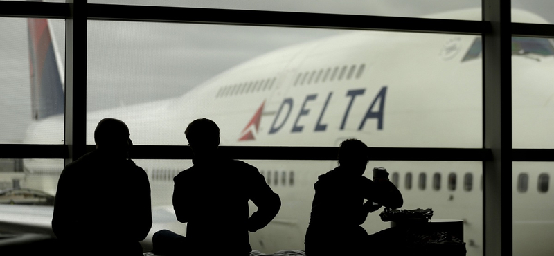 Meghalt egy ember a Delta Airlines járatán