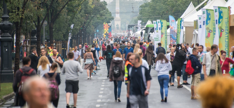 Péntektől hétfőig tényleg csak mutatóban lesznek járművek az Andrássy úton