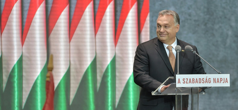 EU-s támogatásból vett kisbuszokkal vihették a nézőket Orbán nagy beszédére