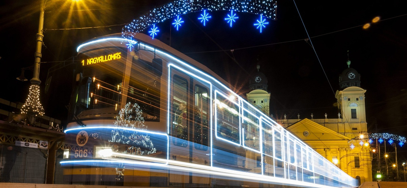 Fotó: Autóval karambolozott az adventi villamos