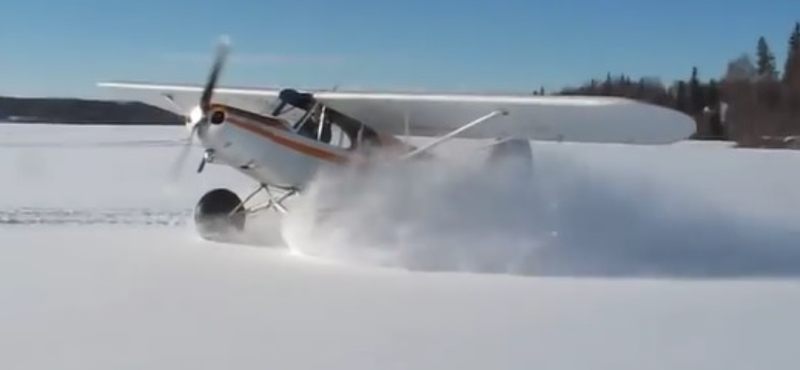 Akkor lássuk, hogyan kell repülővel driftelni – videó