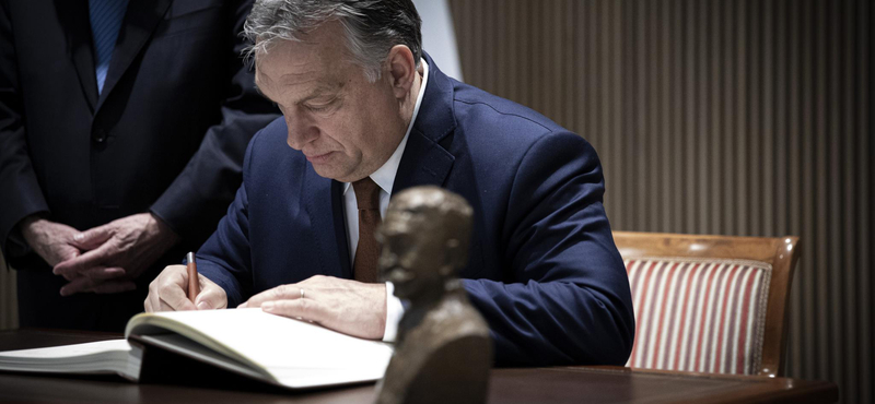 Orbán Viktorékhoz virgácsot is vitt a Mikulás